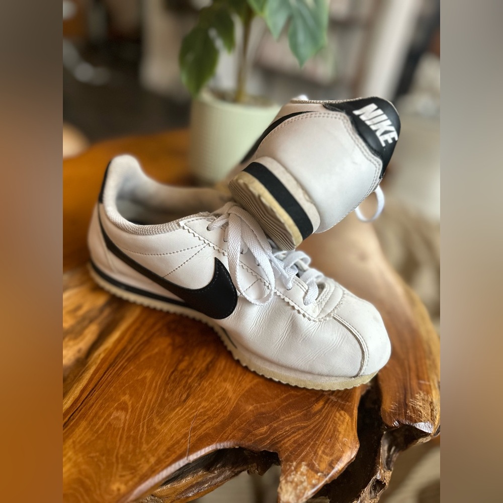 Vintage white Nikes, black checkmark size 7 1/2